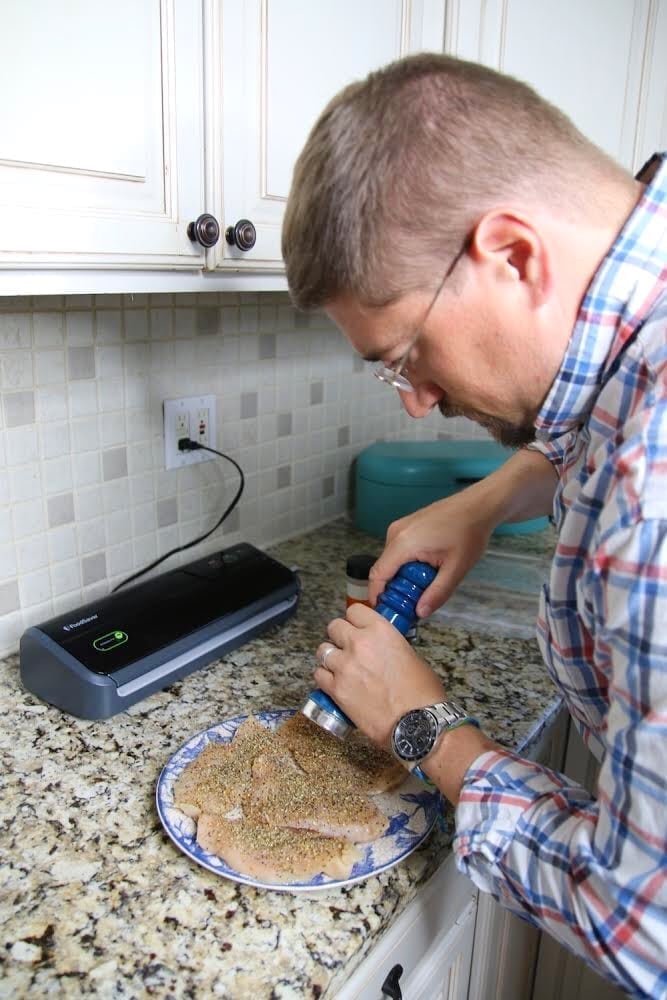 Seasoning chicken breast to cook sous-vide